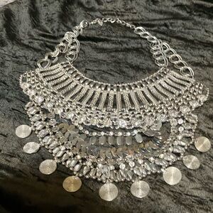 Statement necklace by ETC one size fits all and his extension, color, silver